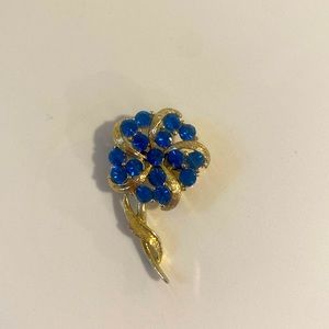Mid century sapphire & gold tone brooch